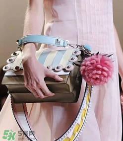 fendi小菠蘿毛球掛件多少錢？芬迪菠蘿毛球價(jià)格