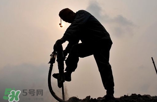 矽肺病和塵肺病哪個(gè)比較嚴(yán)重？矽肺病與塵肺病的區(qū)別