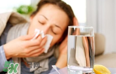 感冒藥飯前吃還是飯后吃？吃感冒藥會(huì)推遲月經(jīng)嗎？