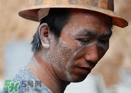 矽肺病和塵肺病哪個(gè)比較嚴(yán)重？矽肺病與塵肺病的區(qū)別