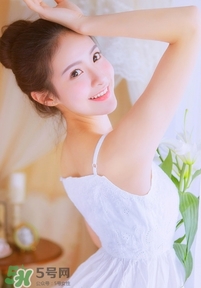 化完妝臉上出油是什么原因？化完妝臉上出油怎么辦？