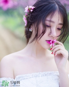 化完妝臉上出油是什么原因？化完妝臉上出油怎么辦？