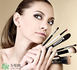 化妝后臉癢是怎么回事？化妝后臉癢怎么辦？