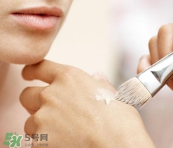 化妝后臉癢是怎么回事？化妝后臉癢怎么辦？