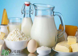 脫脂奶粉和全脂奶粉的區(qū)別 脫脂奶粉和全脂奶粉怎么選 脫脂奶粉和全脂奶粉的區(qū)別 脫脂奶粉和全脂奶粉怎么選