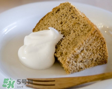 戚風(fēng)蛋糕為什么要倒扣？戚風(fēng)蛋糕倒扣方法