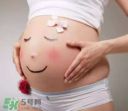 妊娠紋到底是怎么樣形成的？妊娠紋形成的原因是什么