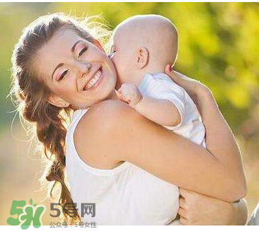 孕婦洗頭可以用護(hù)發(fā)素嗎？孕婦洗頭要不要用護(hù)發(fā)素？