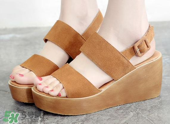 夏天穿涼鞋腳出汗怎么辦？夏天穿涼鞋腳臭怎么辦？