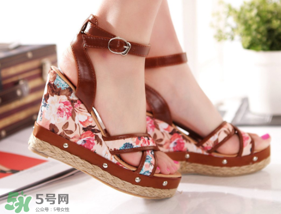 夏天穿涼鞋腳出汗怎么辦？夏天穿涼鞋腳臭怎么辦？