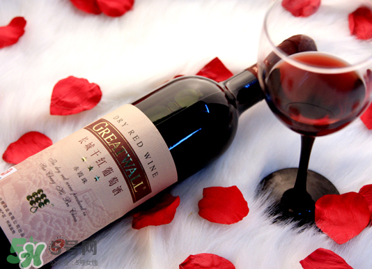 藍(lán)莓酒和葡萄酒哪個(gè)好？藍(lán)莓酒好還是葡萄酒好？