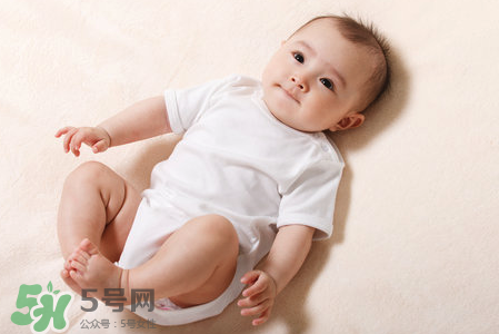 母乳喂養(yǎng)胸部一大一小怎么辦？母乳喂養(yǎng)會(huì)導(dǎo)致胸不對稱嗎？