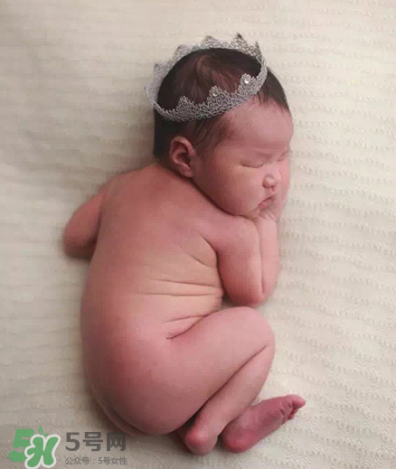 母乳喂養(yǎng)胸部一大一小怎么辦？母乳喂養(yǎng)會(huì)導(dǎo)致胸不對稱嗎？