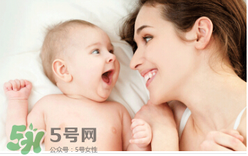 母乳喂養(yǎng)胸部一大一小怎么辦？母乳喂養(yǎng)會(huì)導(dǎo)致胸不對稱嗎？