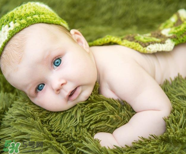 母乳喂養(yǎng)胸部一大一小怎么辦？母乳喂養(yǎng)會(huì)導(dǎo)致胸不對稱嗎？