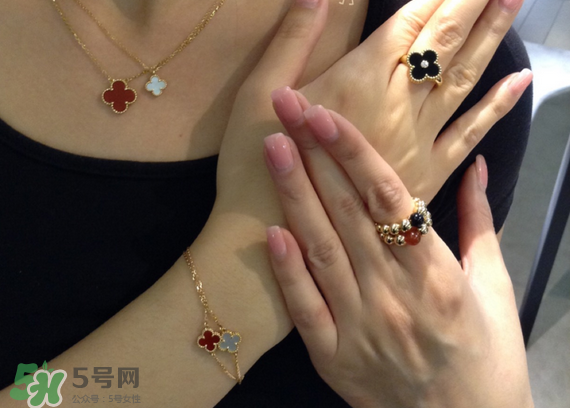 梵克雅寶四葉草項(xiàng)鏈?zhǔn)鞘裁床馁|(zhì)？四葉草項(xiàng)鏈材質(zhì)介紹