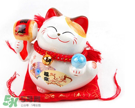 招財(cái)貓有什么講究？招財(cái)貓左手招什么右手招什么？