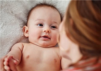 母乳喂養(yǎng)胸部一大一小怎么辦？母乳喂養(yǎng)會導(dǎo)致胸不對稱嗎？