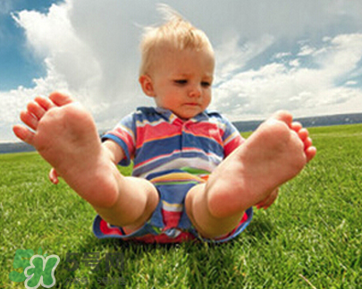 怎么糾正寶寶內(nèi)八字腳？寶寶八字腳幾歲前可以糾正？