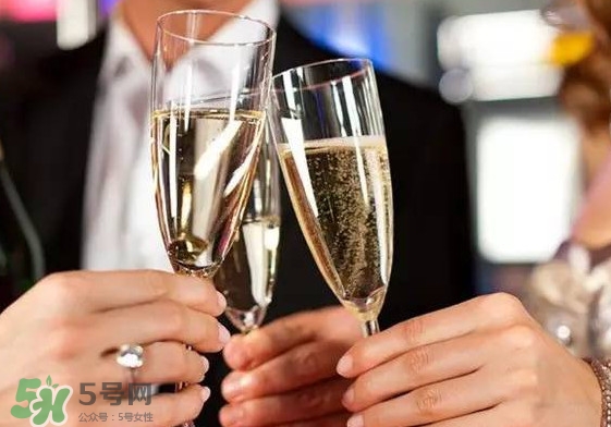 香檳是什么做成的？香檳有甜味的嗎