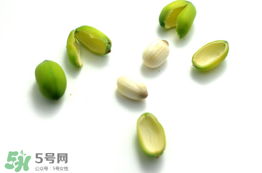 蓮蓬子中間的芯能吃嗎？蓮蓬子的功效與作用