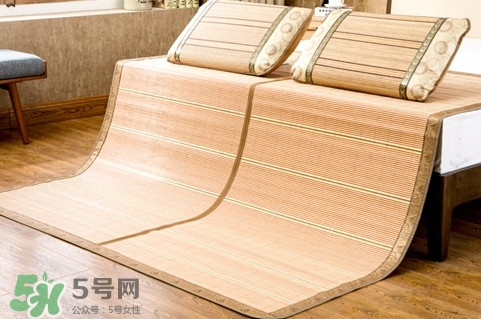 夏天擦涼席用熱水還是用冷水？涼席來年用時(shí)注意什么