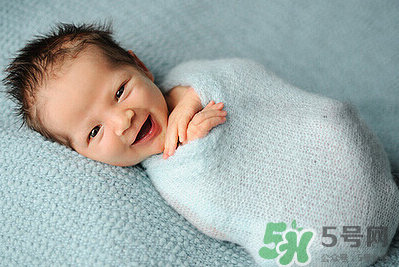 新生兒吃母乳一次吃多久？新生兒吃母乳一次十分鐘正常嗎？