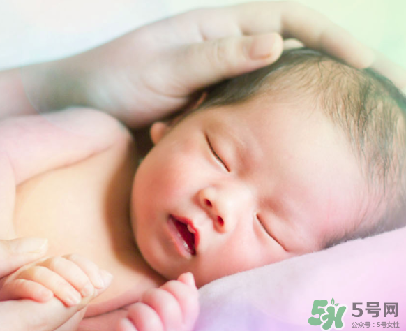 新生兒吃母乳一次吃多久？新生兒吃母乳一次十分鐘正常嗎？