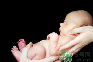 新生兒吃母乳需要喝水嗎？新生兒需不需要要喝水？