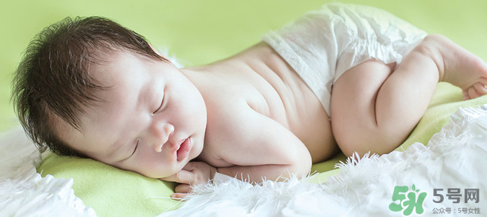 新生兒吃母乳需要喝水嗎？新生兒需不需要要喝水？