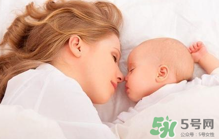 新生兒吃母乳需要喝水嗎？新生兒需不需要要喝水？