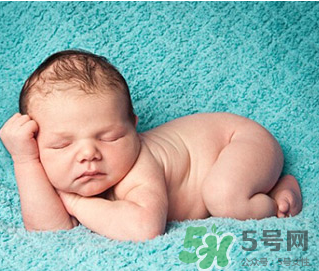 新生兒吃母乳拉奶瓣是怎么回事？新生兒吃母乳會拉奶瓣嗎？