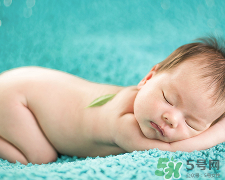 新生兒吃母乳拉奶瓣是怎么回事？新生兒吃母乳會拉奶瓣嗎？