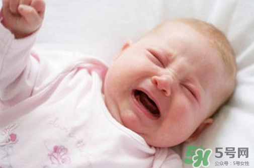 新生兒吃母乳拉奶瓣是怎么回事？新生兒吃母乳會拉奶瓣嗎？