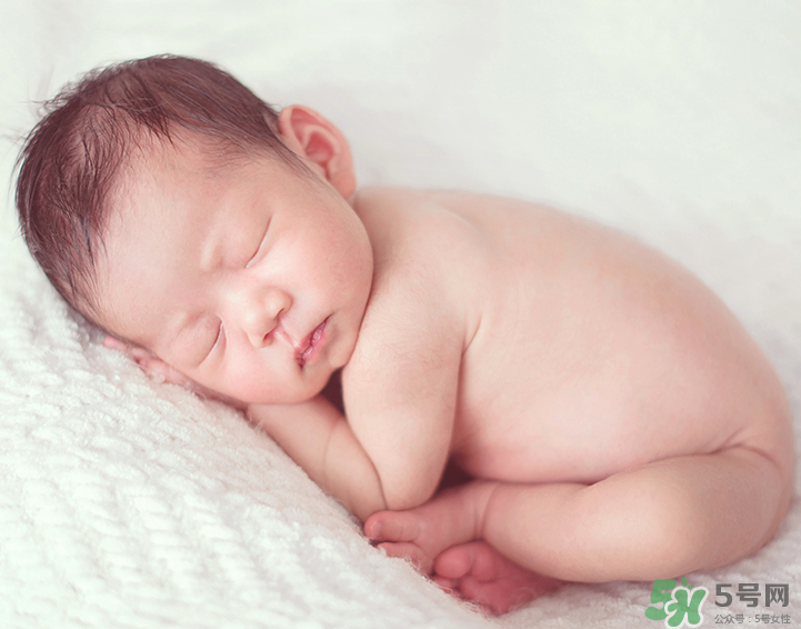 新生兒吃母乳拉奶瓣是怎么回事？新生兒吃母乳會拉奶瓣嗎？