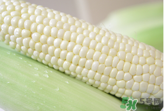 白玉米煮后變黃能吃嗎？白玉米為什么變黃了？