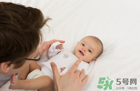 新生兒吃母乳放屁拉稀正常嗎？新生兒吃母乳拉黃水正常嗎？