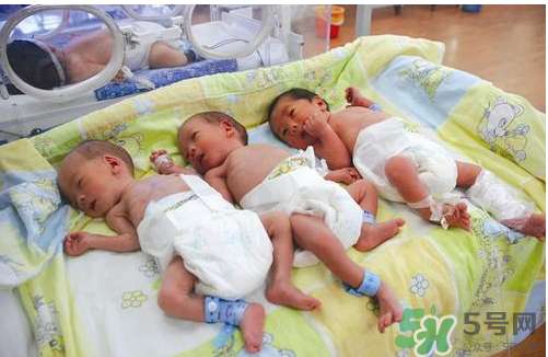 新生兒吃母乳放屁拉稀正常嗎？新生兒吃母乳拉黃水正常嗎？