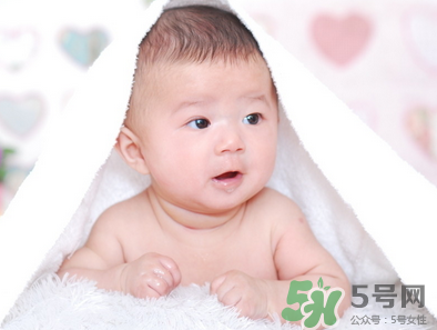 新生兒吃母乳放屁拉稀正常嗎？新生兒吃母乳拉黃水正常嗎？