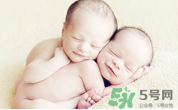 新生兒吃母乳放屁拉稀正常嗎？新生兒吃母乳拉黃水正常嗎？