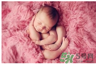 新生兒一月長幾斤正常？新生兒一月長多少厘米？