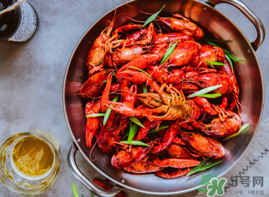 做麻辣小龍蝦放什么調(diào)料？麻辣小龍蝦可以放什么菜？
