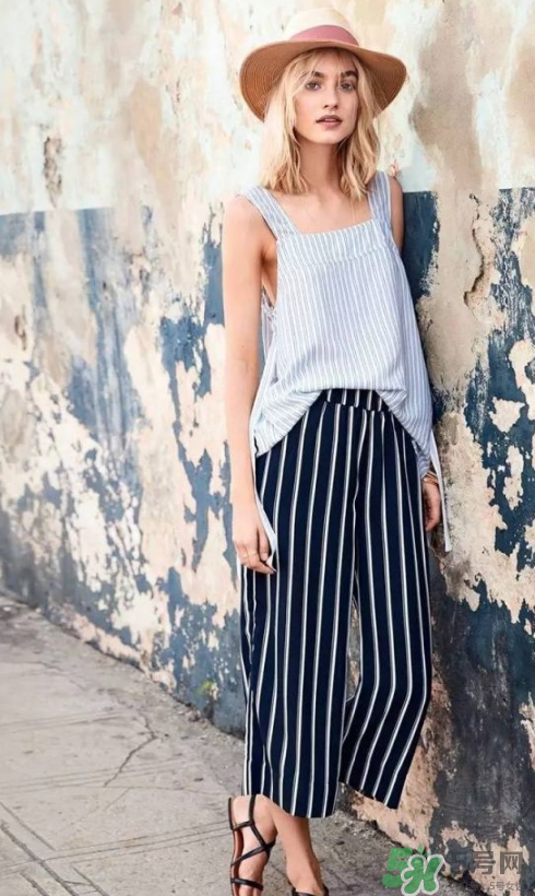 條紋闊腿褲配什么上衣？條紋闊腿褲搭配上衣圖片