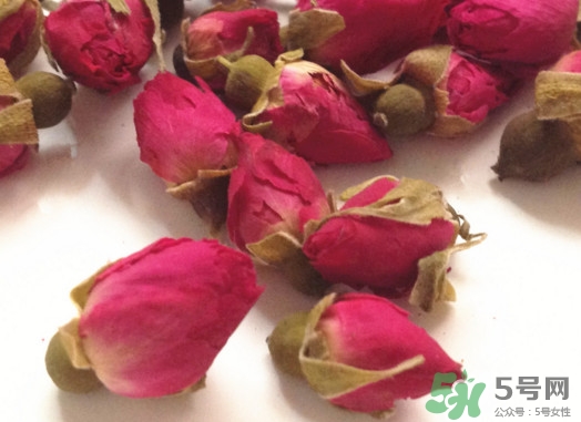 黑枸杞和玫瑰花可以一起泡水喝嗎？玫瑰花黑枸杞泡著喝有什么功效