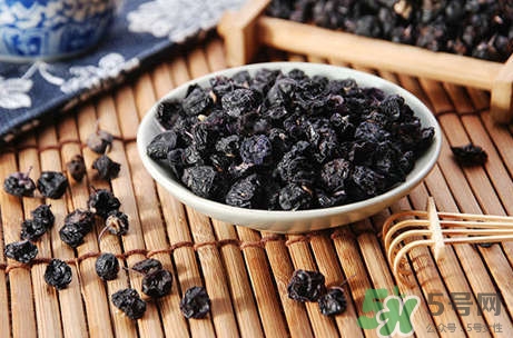 黑枸杞能和蜂蜜一起喝嗎？蜂蜜可以和黑枸杞一起喝嗎