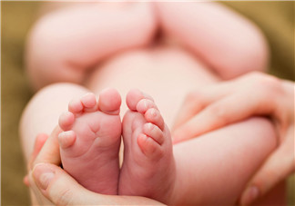 新生兒吃母乳拉奶瓣是怎么回事？新生兒吃母乳會拉奶瓣嗎？