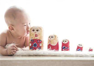 新生兒吃母乳放屁拉稀正常嗎？新生兒吃母乳拉黃水正常嗎？