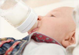 新生兒一月吃幾罐奶粉？新生兒一月吃幾桶奶粉呢？