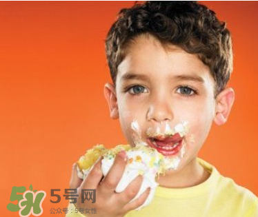 寶寶愛吃甜食智力會下降嗎？兒童愛吃糖會影響智力嗎？