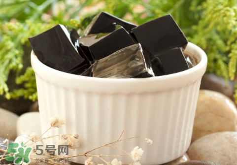 龜苓膏是烏龜做的嗎？龜苓膏是什么做的？